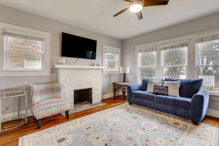 World Cup Home Base Houston Apt w Shared Yard