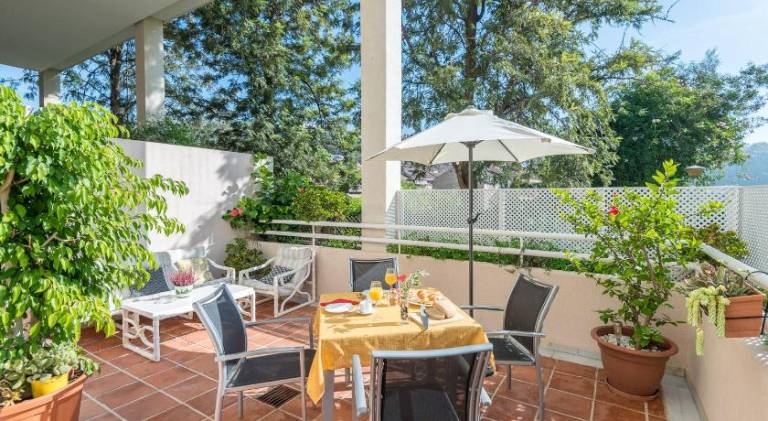Holiday apartment with pool, patio & garden — photo 2