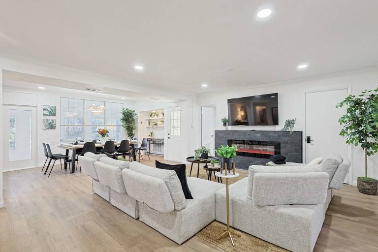 Luxurious Event-Friendly 6BR 3B Villa with Hot Tub — photo 2