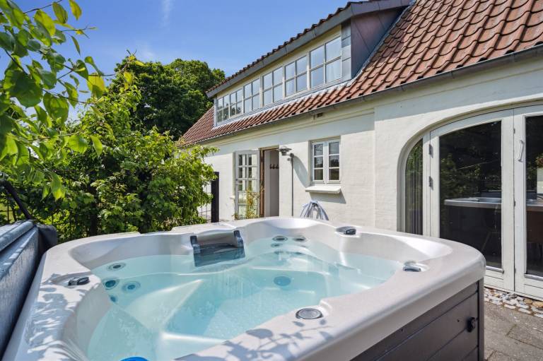 Vacation home with garden, terrace & jacuzzi | Lake view — photo 2