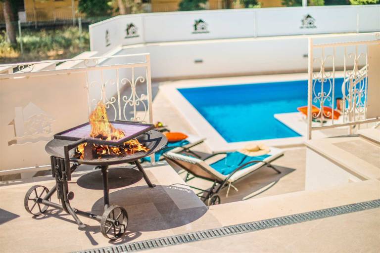 Villa with jacuzzi, pool & patio | Pool view — photo 4
