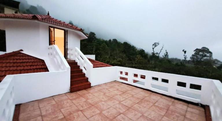 Villa with yard, barbeque & patio — photo 4