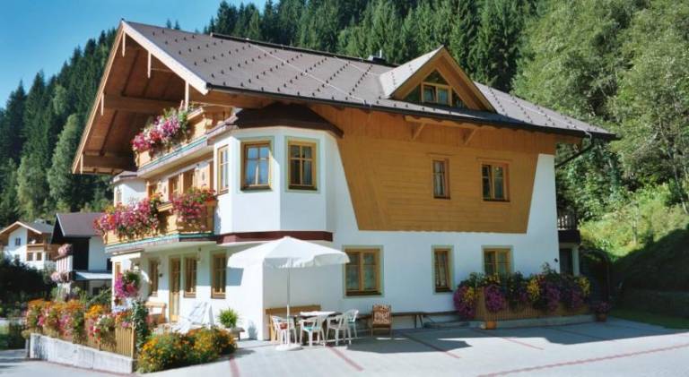 Apartment with pool, sauna & patio in Filzmoos