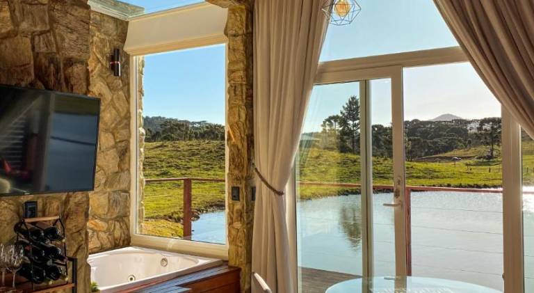 Pleasant lodge with yard & jacuzzi | Pets are welcome — photo 2