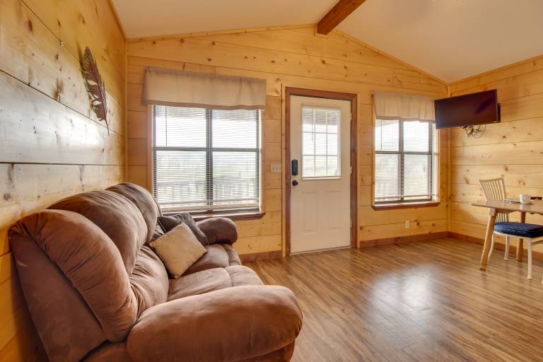 Mtn-View Porch: Arkansas Cabin Near White River — photo 5