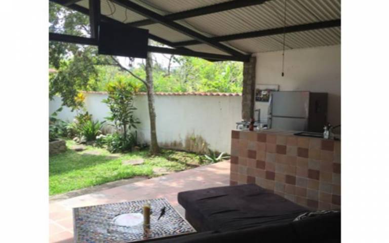 Apartment with barbeque, yard & patio — photo 4