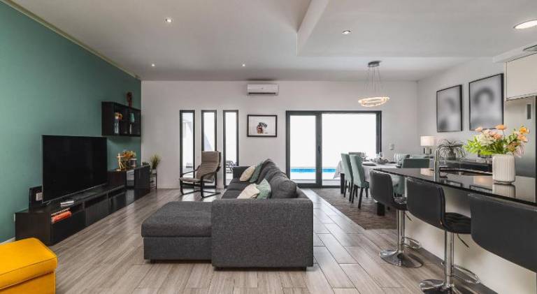 Villa with private pool, BBQ & terrace — photo 2