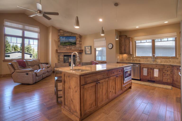 Pet Friendly Home Across from Purgatory - Views - Hot Tub - On Demand Shuttle in Durango, CO