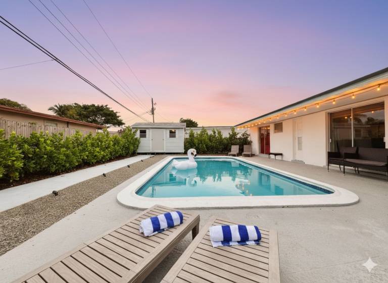 Tropical Villa King Bed Pool Top Location