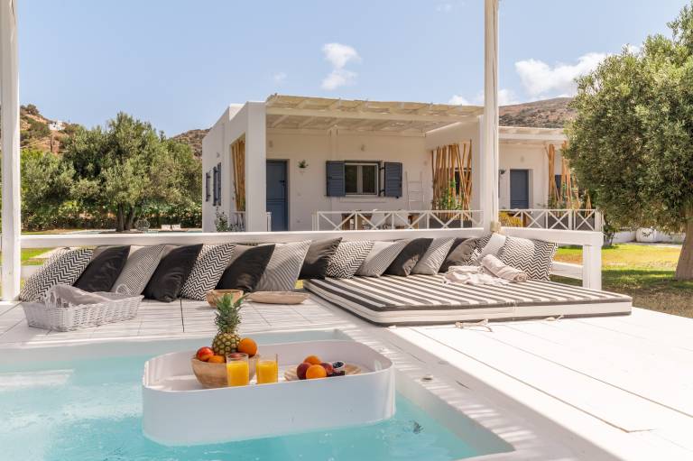 Nice aparthotel with patio, fast internet & jacuzzi | Garden view | Pets allowed in Andros