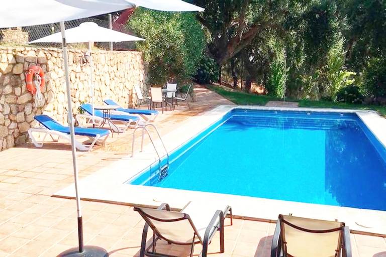 Vacation home with patio, pool & barbecue | Mountain view — photo 2