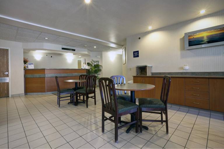 Americas Best Value Inn & Suites Racine — photo 4