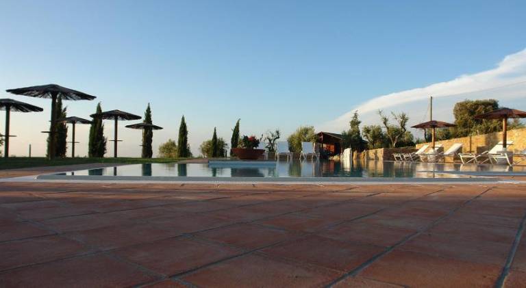 Holiday apartment with terrace, barbeque & yard — photo 5