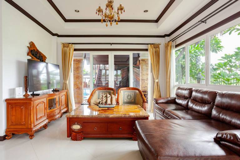 Luxury Iconic Royal Boat Pool Villa North Pattaya — photo 3
