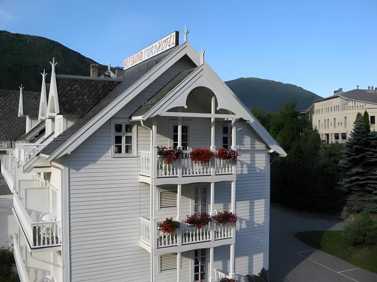 Hofslund Fjord Hotel in Sogndal