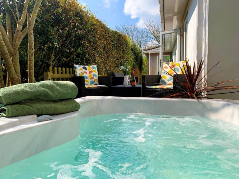 Cottage with jacuzzi, sauna & yard in Newquay