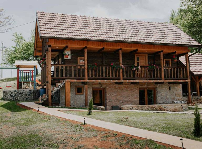 Three Bedroom Holiday Home with Sauna and Hot Tub