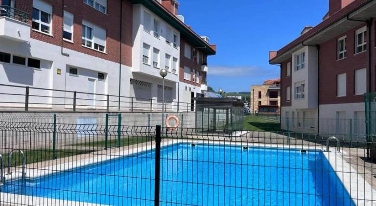 Apartment with pool — photo 4