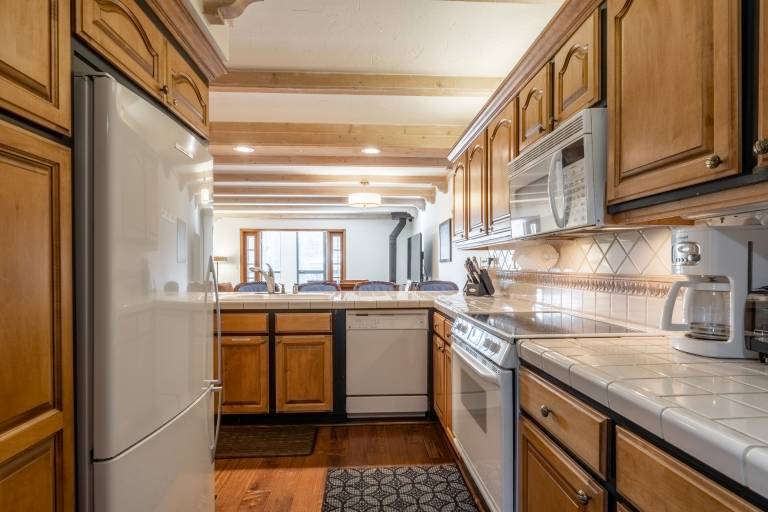 Family-oriented condo with hot tub, heated pool & patio | Lake view | Close to the ski | Pet-friendly — photo 5