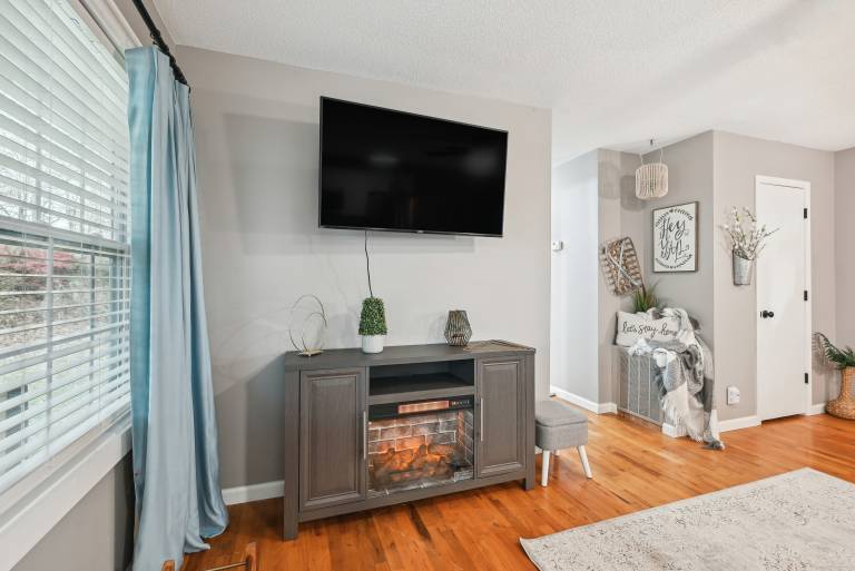 Vine Grove Home w/ Deck, 4 Mi to Saunders Springs! — photo 5
