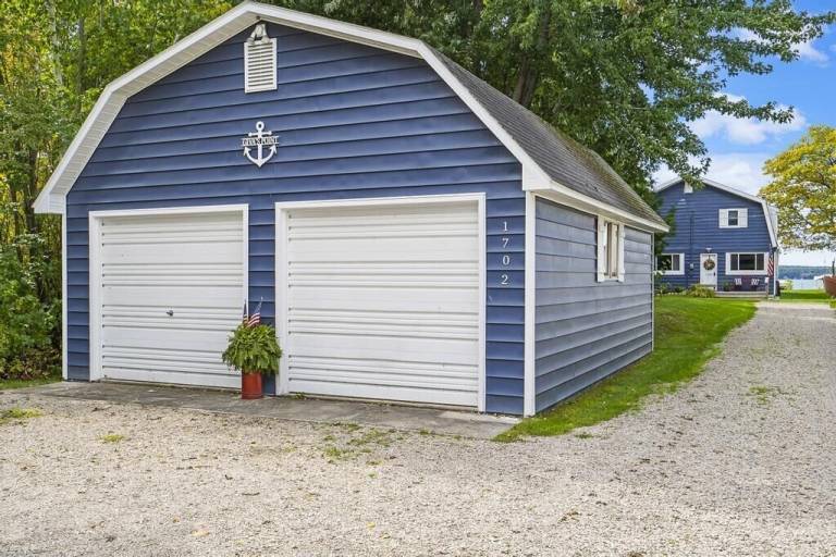 Burt Lake, MI Vacation Rentals from 128 HomeToGo