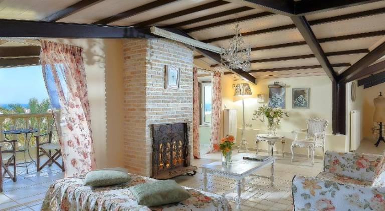 Villa with barbeque, yard & patio | Perfect for remote work — photo 3