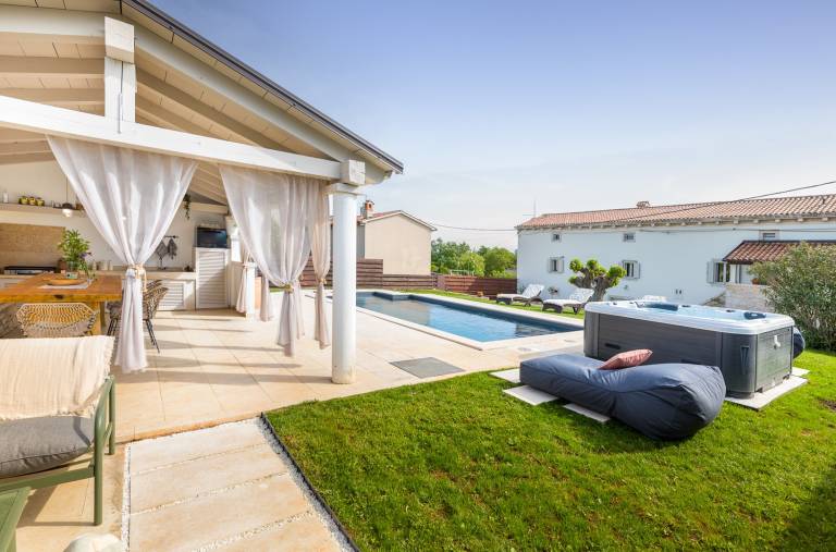Villa with private pool, patio & hot tub — photo 4