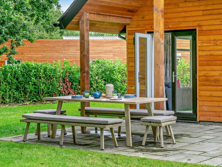 Lodge with jacuzzi & yard — photo 4