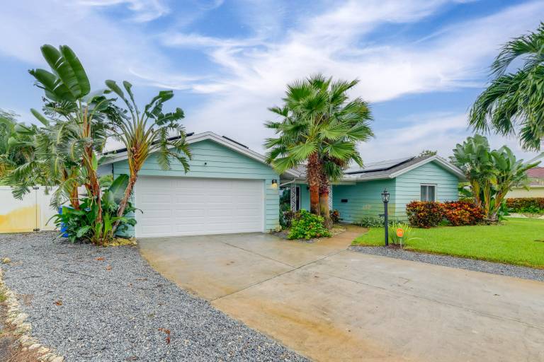 Private Hot Tub, Pool & Yard: Modern Bradenton Gem — photo 2