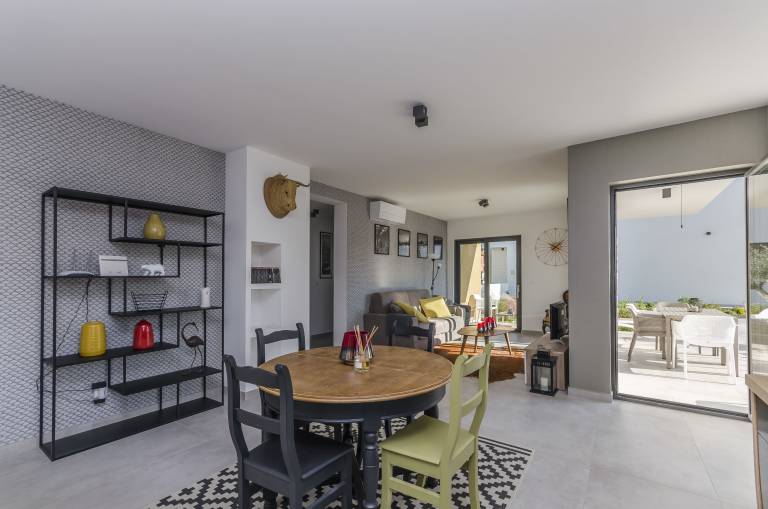 Rental apartment with BBQ, terrace & pool — photo 3