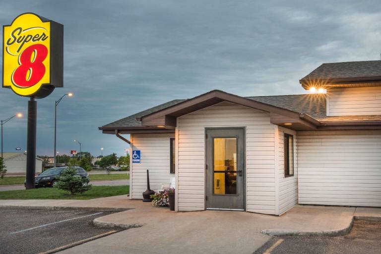 Super 8 By Wyndham Jamestown — photo 4
