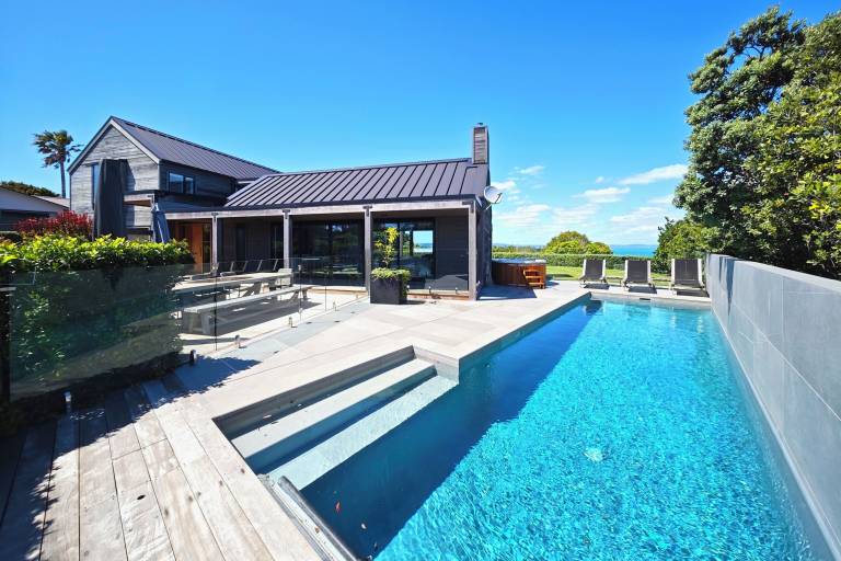 House  Surfdale