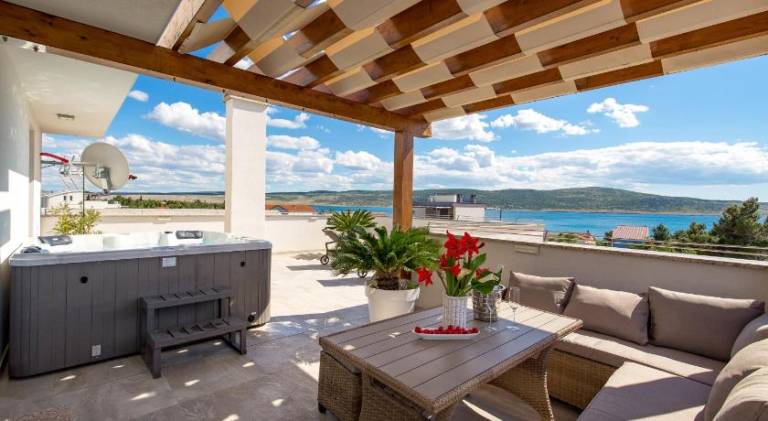 Villa with jacuzzi & pool — photo 5