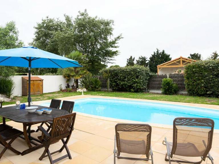 Villa with patio & private pool | Pets allowed — photo 3