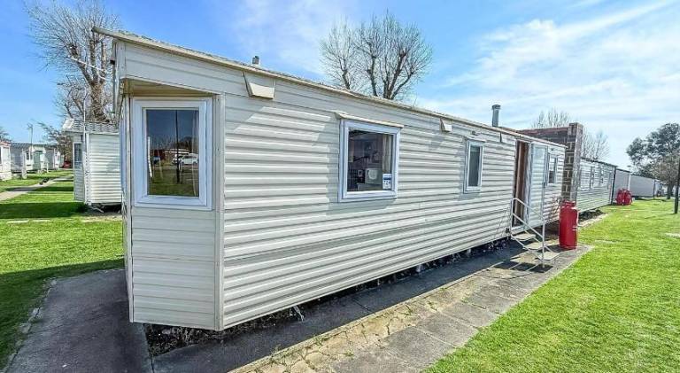 Cosy 8 Berth Caravan At Highfield Grange Holiday Park In Essex Ref 26724Wr in Clacton-on-Sea