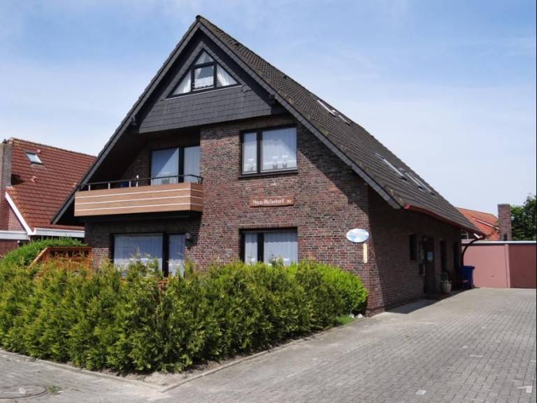 Wärme und Wohnlichkeit: Die Obergeschosswohnung stellt für 4 bis 5 Personen viel zur Verfügung. Auf dem großen Balkon lassen sich tolle Spieleabende ausrichten. in Wittmund