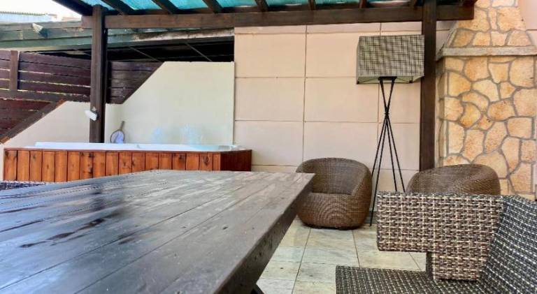 Villa with BBQ, jacuzzi & patio — photo 4