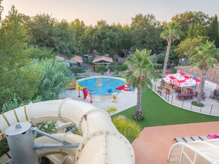 Vacation home with terrace, pool & yard — photo 2