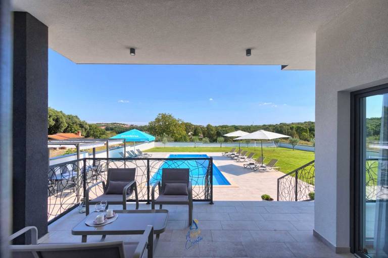 Modern 6-BR villa for 12+2 with pool close to Pula — photo 4