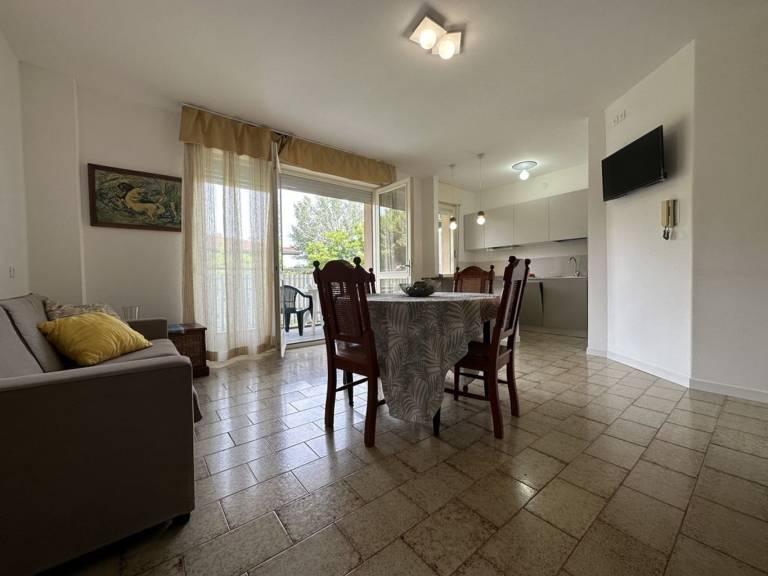 Holiday apartment with patio | City view — photo 4