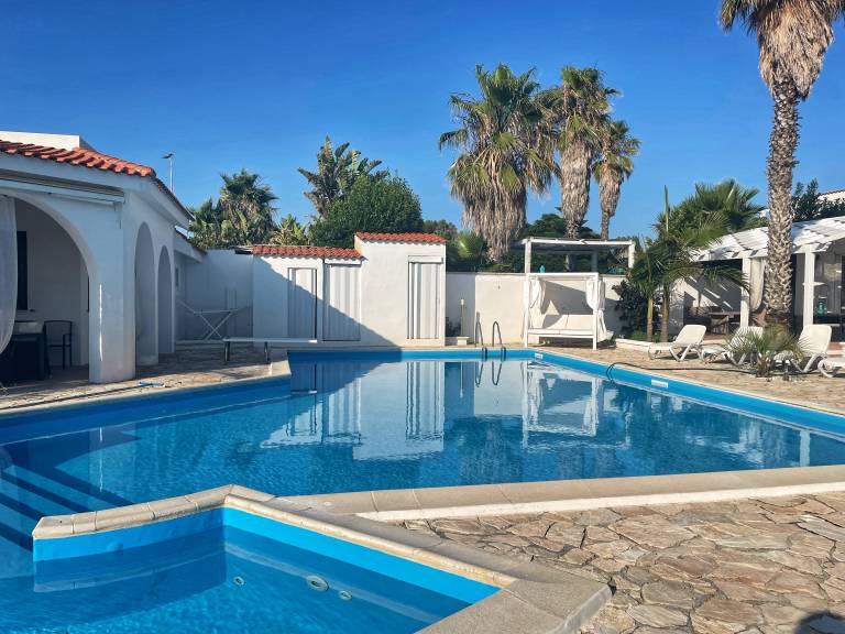 Holiday apartment with pool, barbecue & garden — photo 3