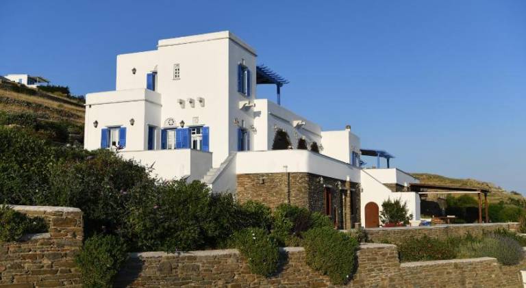 Villa with garden, terrace & pool | Pets allowed — photo 4