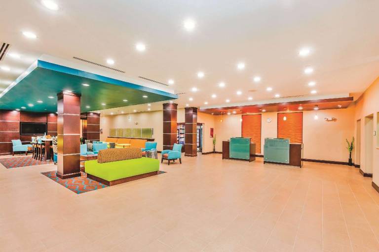 La Quinta Inn & Suites by Wyndham Cotulla — photo 3