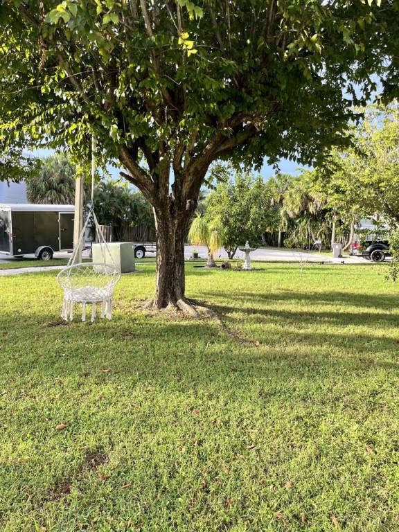 Vacation home with yard — photo 2