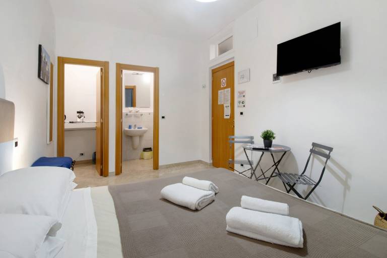 Room 'Ginevra - Camera 4' with Wi-Fi and Air Conditioning — photo 3
