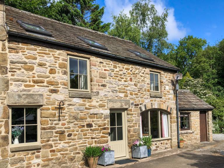 Cottage with yard in Hope Valley
