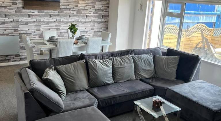 Sea View Lavish Apartment SKY TV Whirlpool Bath HUGE Balcony NEWLY REFURBISHED — photo 4