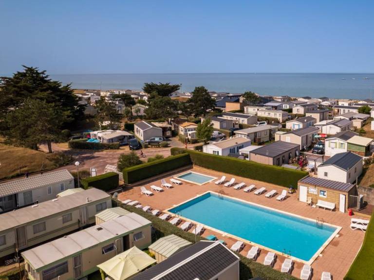 Mobile home with heated pool & terrace in Coutances