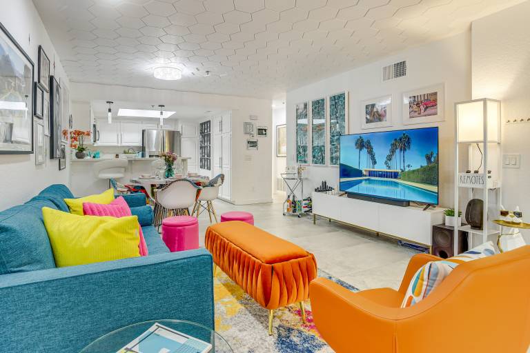 Stroll to Dtwn, Pools & Tennis: Palm Springs Condo — photo 4