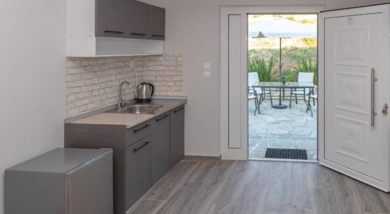 Pleasant serviced apartment with patio & yard | Pets allowed — photo 2